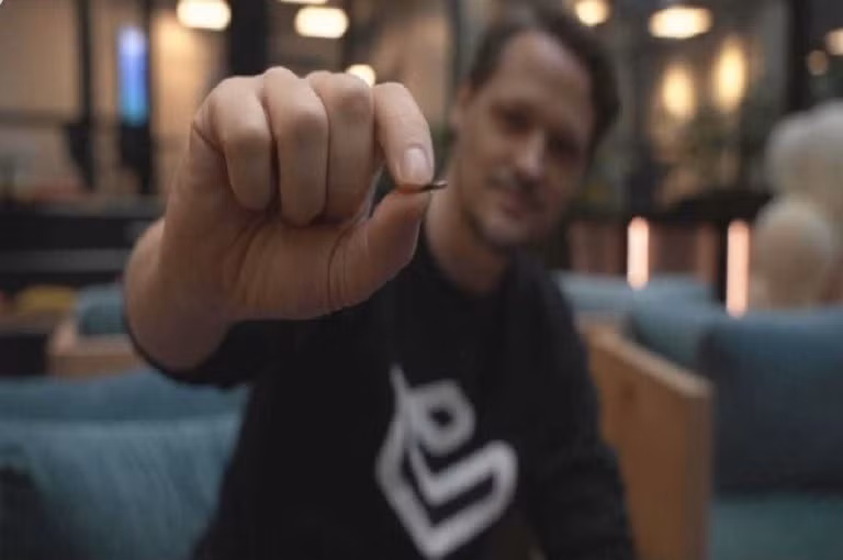 Phát triển chip điện tử cấy dưới da lưu thông tin tiêm chủng COVID-19