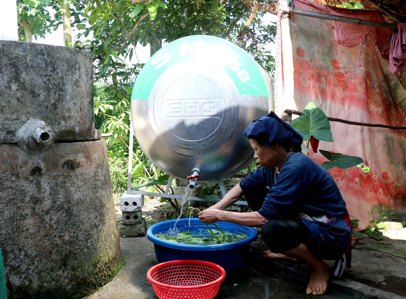 Theo chương trình hỗ trợ nước sinh hoạt phân tán, Gia đình bà Triệu Thị De, thôn Tân Dân xã Hợp Hòa được hỗ trợ téc nước giúp gia đình chứa nước sạch sinh hoạt không phải đựng nước vào xô, chậu như trước nữa. Ảnh: Thu Huyền
