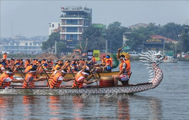 Các đội đua bứt phá ngay từ vạch xuất phát. Ảnh: Tuấn Anh - TTXVN