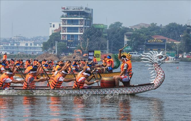Các đội đua bứt phá ngay từ vạch xuất phát. Ảnh: Tuấn Anh - TTXVN