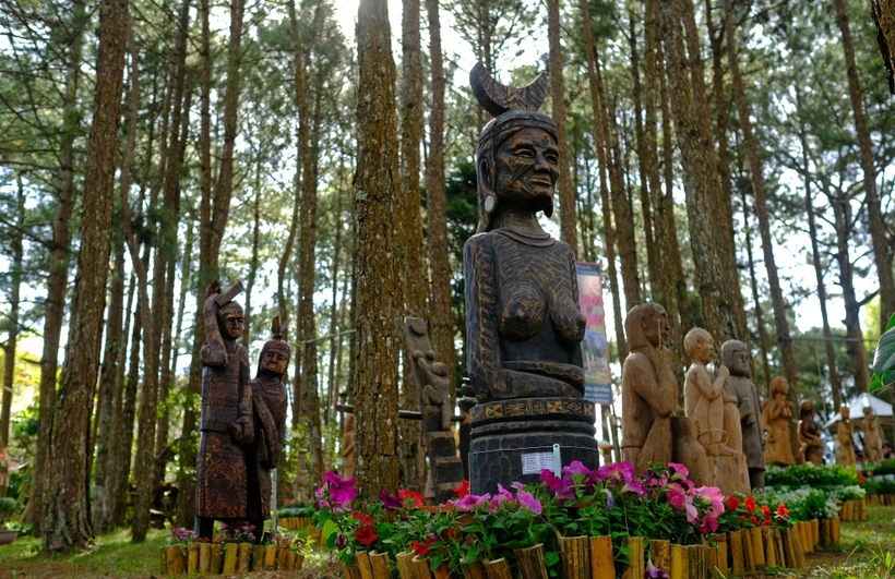 Tác phẩm “Trăng mẫu hệ” thể hiện phong tục, tập quán theo mẫu hệ của người dân tộc bản địa ở Tây Nguyên. Ảnh: Nguyễn Dũng – TTXVN