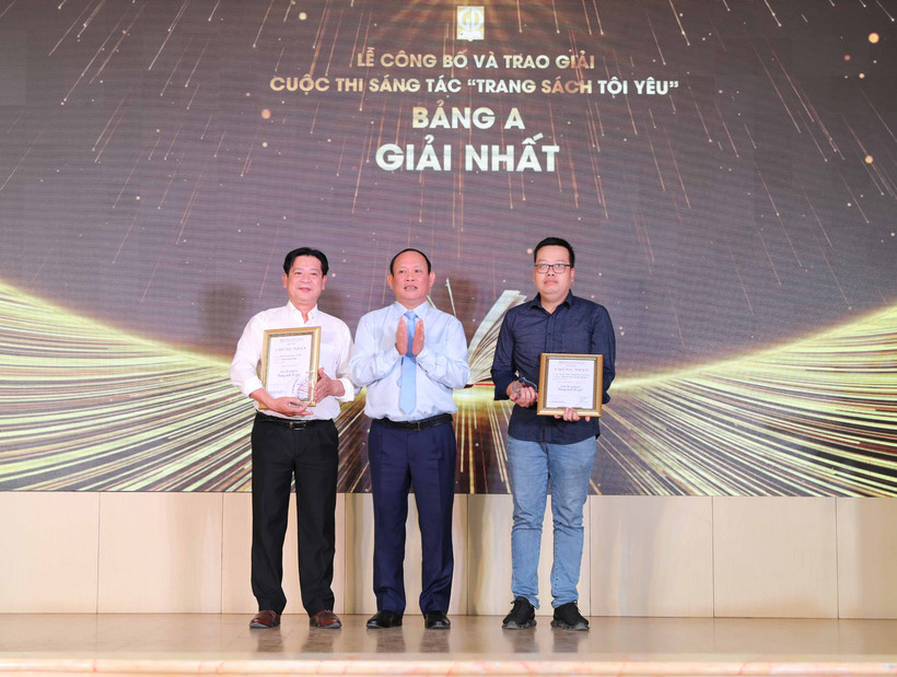 2 Giải nhất bảng A được trao cho tác giả Nguyễn Trọng Hưng (ngoài cùng bên phải) với tác phẩm văn xuôi “Ông bảo vệ già nơi nhà xuất bản” và tác giả Trần Hoàng Tiến (ngoài cùng bên trái) với ca khúc “Trang sách quê hương”. Ảnh: Thanh Tùng