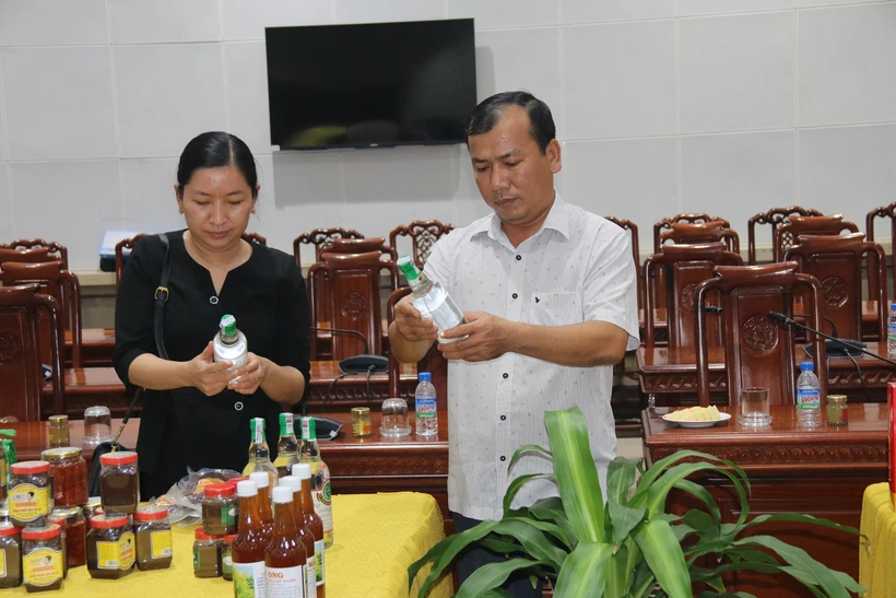 Ông Trần Hoàng Nhật Nam, Phó Giám đốc Sở Nông nghiệp và Phát triển nông thôn, Phó Chủ tịch Hội đồng đánh giá, phân hạng sản phẩm OCOP tỉnh Tiền Giang, xem xét sản phẩm trước khi đánh giá. Ảnh: Minh Trí - TTXVN