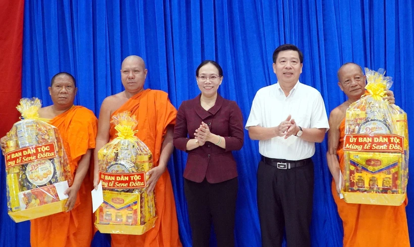 Thứ trưởng Lê Sơn Hải (thứ hai, phải sang) và lãnh đạo UBND tỉnh Sóc Trăng tặng quà cho sư sãi, người có uy tín nhân dịp lễ Sene Dolta. Ảnh: Trung Hiếu-TTXVN