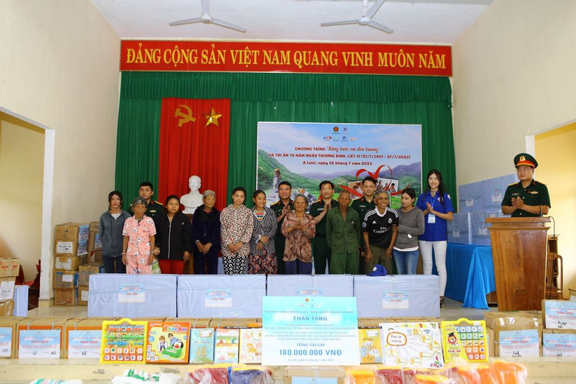 Binh chủng Hóa học chia sẻ khó khăn với trẻ em vùng cao A Lưới