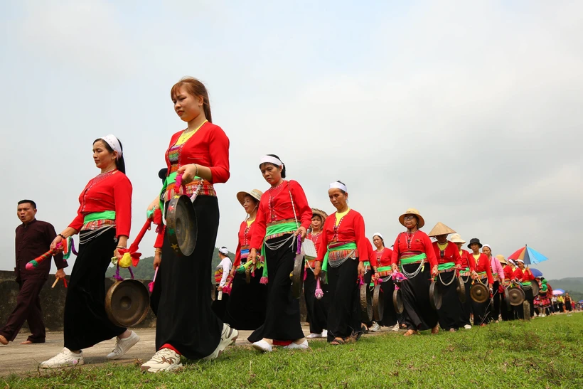Đồng bào dân tộc Mường ở huyện Nho Quan, tỉnh Ninh Bình biểu diễn dân ca, dân vũ, dân nhạc. Ảnh: Thùy Dung - TTXVN