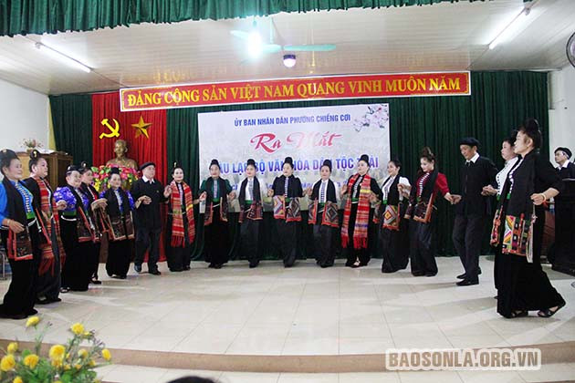 Các thành viên CLB văn hóa Thái ở bản Chậu Cọ, phường Chiềng Cơi, thành phố Sơn La (tỉnh Sơn La), múa xòe truyền thống trong lễ ra mắt CLB hồi tháng 10/2021. Ảnh: baosonla.org.vn