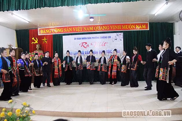Các thành viên CLB văn hóa Thái ở bản Chậu Cọ, phường Chiềng Cơi, thành phố Sơn La (tỉnh Sơn La), múa xòe truyền thống trong lễ ra mắt CLB hồi tháng 10/2021. Ảnh: baosonla.org.vn