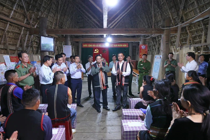 Thủ tướng Phạm Minh Chính thăm hỏi đồng bào Làng Văn hóa Du lịch cộng đồng Kon Pring, thị trấn Măng Đen, huyện Kon Plông, tỉnh Kon Tum hôm 19/8/2023. Ảnh: Dương Giang-TTXVN