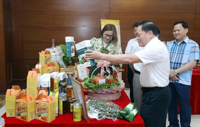 Chủ tịch UBND tỉnh Lạng Sơn Hồ Tiến Thiệu tham quan Khu trưng bày sản phẩm OCOP tại Hội nghị. Ảnh: Anh Tuấn – TTXVN