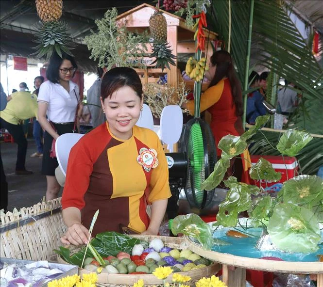 Hơn 100 gian hàng tham dự ngày hội với nét văn hóa ẩm thực phong phú, đa dạng đã để lại nhiều ấn tượng trong lòng thực khách. Ảnh: Huỳnh Anh - TTXVN