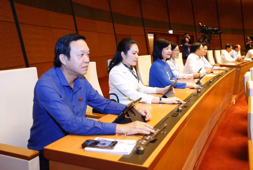 Đại biểu Quốc hội tỉnh Tiền Giang biểu quyết thông qua Luật Tài nguyên nước (sửa đổi). Ảnh: Doãn Tấn - TTXVN