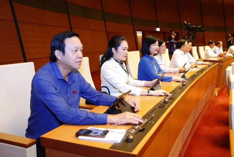 Đại biểu Quốc hội tỉnh Tiền Giang biểu quyết thông qua Luật Tài nguyên nước (sửa đổi). Ảnh: Doãn Tấn - TTXVN