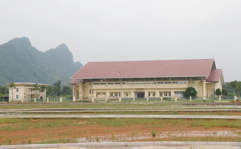 Trung tâm văn hóa - thể thao huyện Định Hóa mới được đầu tư xây dựng. Ảnh: Hoàng Nguyên - TTXVN