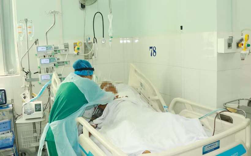 Nhân viên y tế chăm sóc bệnh nhân COVID-19 tại Khoa Bệnh Nhiệt đới, Bệnh viện Chợ Rẫy Thành phố Hồ Chí Minh. Ảnh: Đinh Hằng - TTXVN