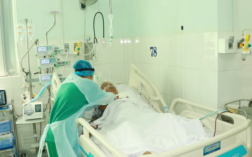 Nhân viên y tế chăm sóc bệnh nhân COVID-19 tại Khoa Bệnh Nhiệt đới, Bệnh viện Chợ Rẫy Thành phố Hồ Chí Minh. Ảnh: Đinh Hằng - TTXVN