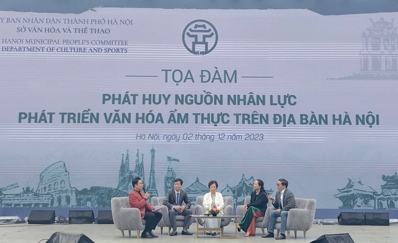 Các chuyên gia, nghệ nhân trao đổi về khai thác ẩm thực Hà Nội phát triển công nghiệp văn hóa. Ảnh: Đinh Thuận - TTXVN