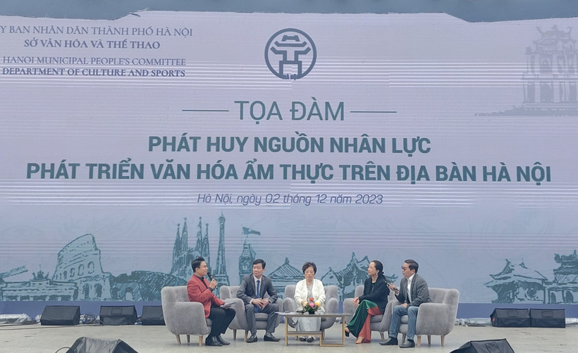 Các chuyên gia, nghệ nhân trao đổi về khai thác ẩm thực Hà Nội phát triển công nghiệp văn hóa. Ảnh: Đinh Thuận - TTXVN