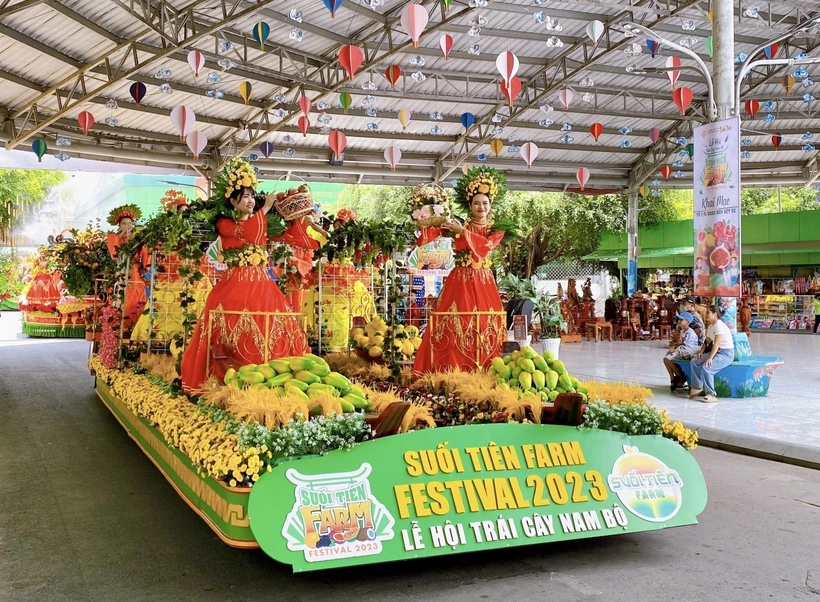 Tiết mục diễu hành “Bách Quả Tứ Quý Thần Tiên Hội” tại Lễ hội. Ảnh: Hồng Giang - TTXVN