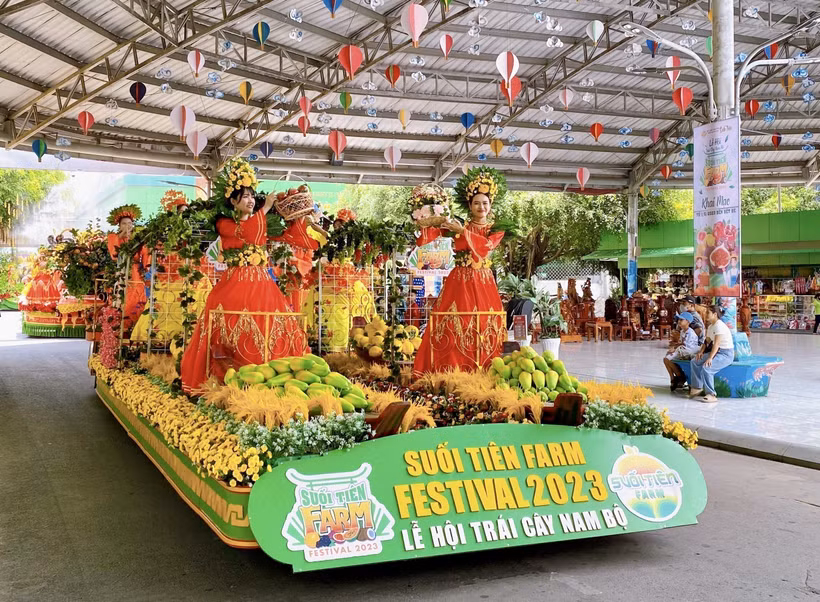 Tiết mục diễu hành “Bách Quả Tứ Quý Thần Tiên Hội” tại Lễ hội. Ảnh: Hồng Giang - TTXVN