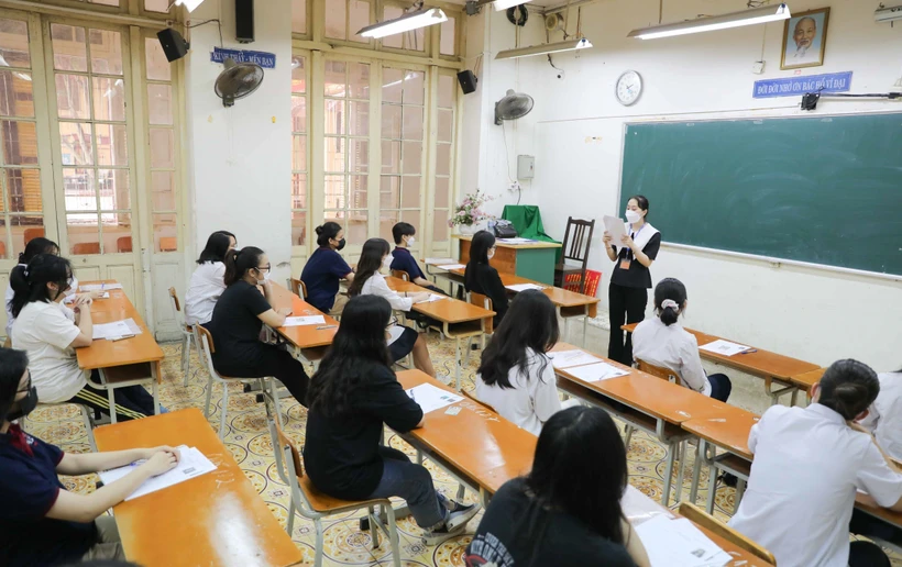 Thí sinh làm thủ tục, nghe phổ biến quy chế thi tại điểm thi Trường THPT Trần Phú. Ảnh: Thanh Tùng - TTXVN