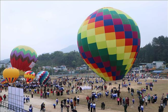 Chương trình giao lưu văn hóa du lịch và trình diễn khinh khí cầu chào năm mới 2021 tại huyện Than Uyên. Ảnh: Nguyễn Oanh-TTXVN