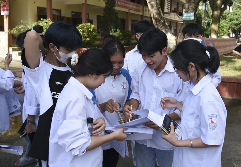 Các thí sinh ở Điện Biên sôi nổi bàn luận về đề thi sau khi hoàn thành bài thi Toán. Ảnh: Xuân Tư – TTXVN