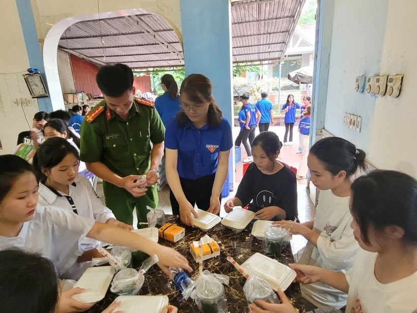 Những phần cơm nóng hổi được trao tận tay các thí sinh lúc rời phòng thi. Ảnh: Vũ Hoàng Giang - TTXVN