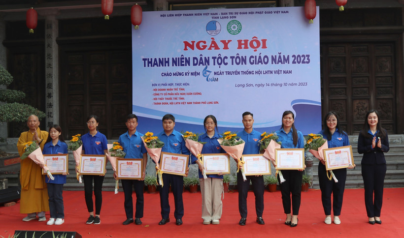 Hội LHTN Việt Nam tỉnh Lạng Sơn trao tặng Bằng khen cho các thanh niên dân tộc, tôn giáo tiêu biểu trong các hoạt động đoàn, hội. Ảnh: Quang Duy - TTXVN 