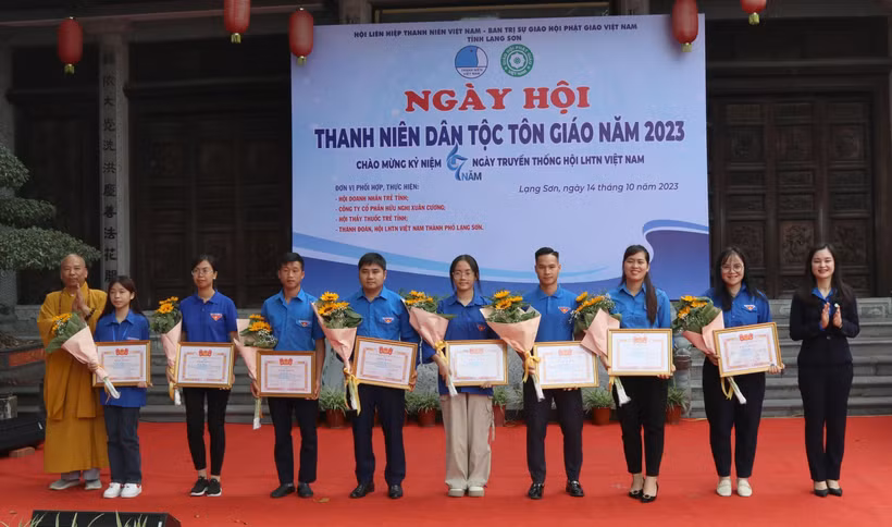 Hội LHTN Việt Nam tỉnh Lạng Sơn trao tặng Bằng khen cho các thanh niên dân tộc, tôn giáo tiêu biểu trong các hoạt động đoàn, hội. Ảnh: Quang Duy - TTXVN 