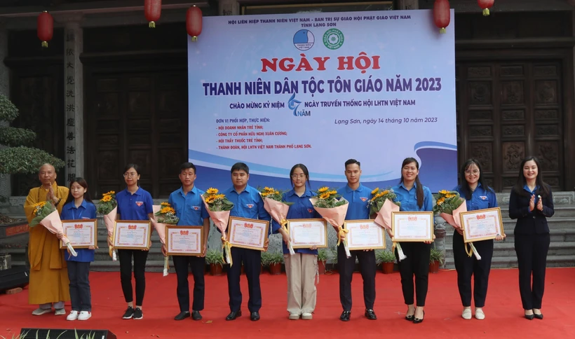 Hội LHTN Việt Nam tỉnh Lạng Sơn trao tặng Bằng khen cho các thanh niên dân tộc, tôn giáo tiêu biểu trong các hoạt động đoàn, hội. Ảnh: Quang Duy - TTXVN 