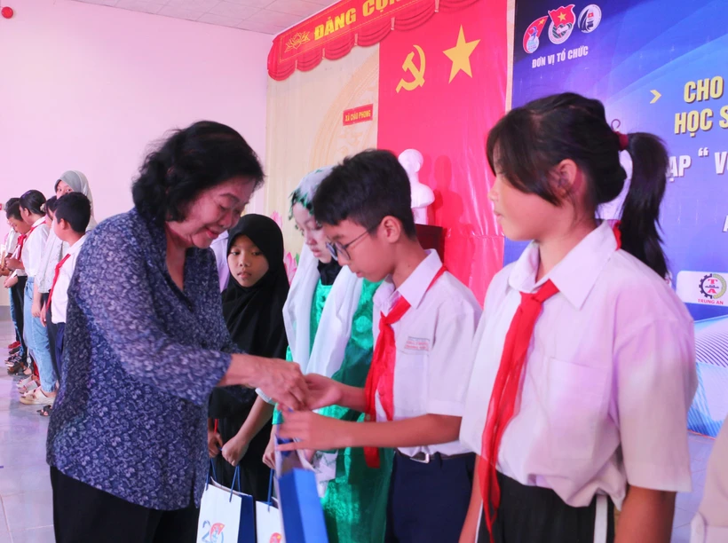 Tiếp sức cho học sinh dân tộc Chăm vùng biên giới An Giang
