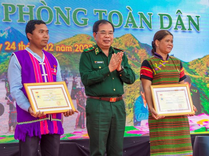 Thiếu tướng Phùng Quốc Tuấn, Phó Chính ủy BĐBP tặng Kỷ niệm chương Vì chủ quyền an ninh biên giới quốc gia cho 2 cá nhân. Ảnh: bienphong.vn