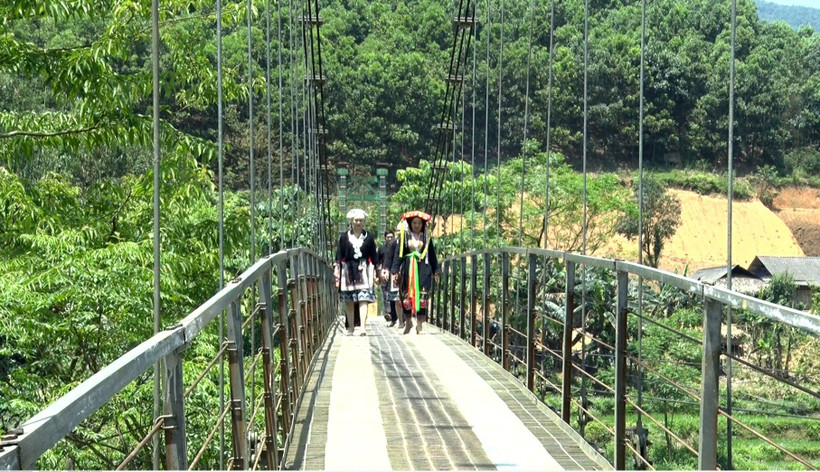 Cầu treo Vàng On, thôn Vàng On, xã Trung Minh, huyện Yên Sơn, tỉnh Tuyên Quang được đầu tư xây dựng giúp người dân đi lại, giao thương thuận lợi. Ảnh: Quang Cường