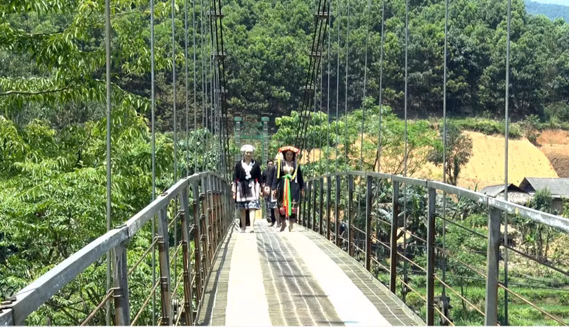 Cầu treo Vàng On, thôn Vàng On, xã Trung Minh, huyện Yên Sơn, tỉnh Tuyên Quang được đầu tư xây dựng giúp người dân đi lại, giao thương thuận lợi. Ảnh: Quang Cường