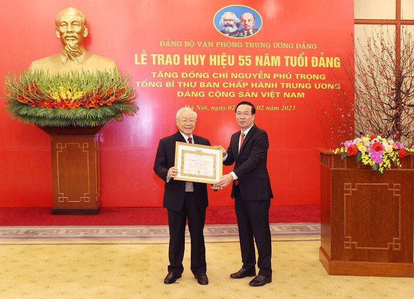 Đồng chí Võ Văn Thưởng, Ủy viên Bộ Chính trị, Thường trực Ban Bí thư trao Huy hiệu 55 năm tuổi Đảng tặng Tổng Bí thư Nguyễn Phú Trọng. Ảnh: Trí Dũng – TTXVN