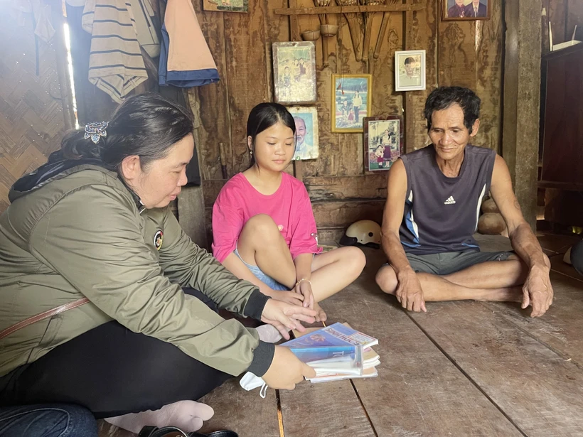 Các thầy, cô giáo Trường THCS Thuận (Hướng Hóa, Quảng Trị) mang sách đến từng nhà, vân động học sinh đến trường. Ảnh: Thanh Thủy - TTXVN