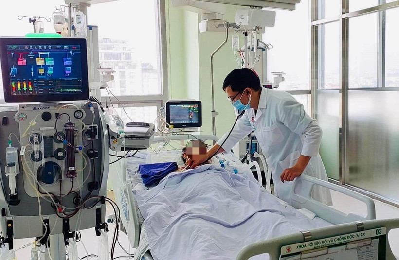 Bác sĩ đang điều trị cho bệnh nhân bị ngộ độc rượu. Ảnh: laodong.vn