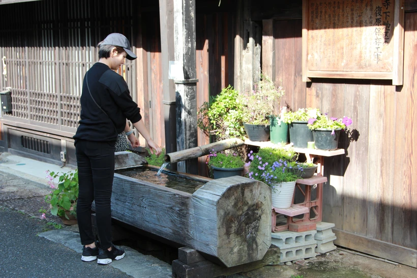 Du khách tới thăm cổ trấn Tsumago-juku ở tỉnh Nagano. Ảnh: Đào Thanh Tùng - TTXVN
