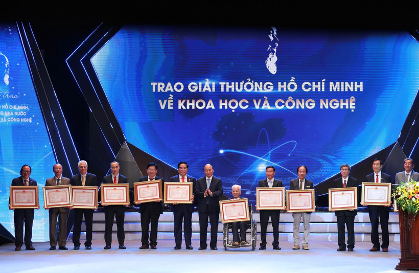 Chủ tịch nước Nguyễn Xuân Phúc trao Giải thưởng Hồ Chí Minh về Khoa học và Công nghệ cho các tác giả, đồng tác giả, đại diện tác giả. Ảnh: Hoàng Hiếu - TTXVN