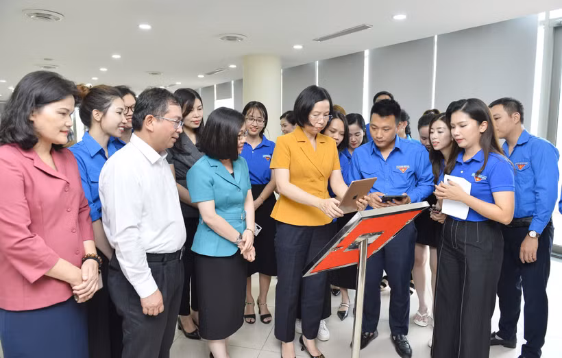 Tổng Giám đốc Thông tấn xã Việt Nam Vũ Việt Trang xem thông tin giới thiệu các khu di tích của TTXVN được tích hợp sẵn trong mã QR. Ảnh: Minh Đức – TTXVN