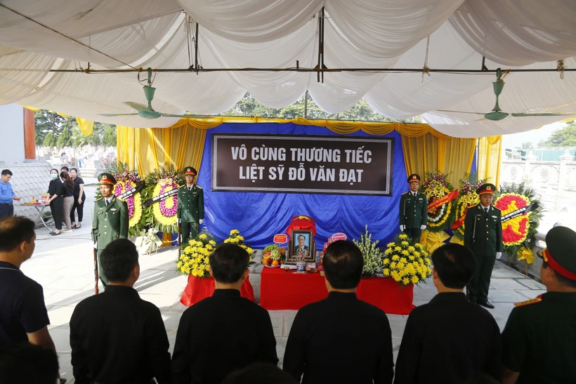 Lễ truy điệu và an táng hài cốt liệt sỹ Nhà báo Đỗ Văn Đạt. Ảnh: Nam Sương - TTXVN