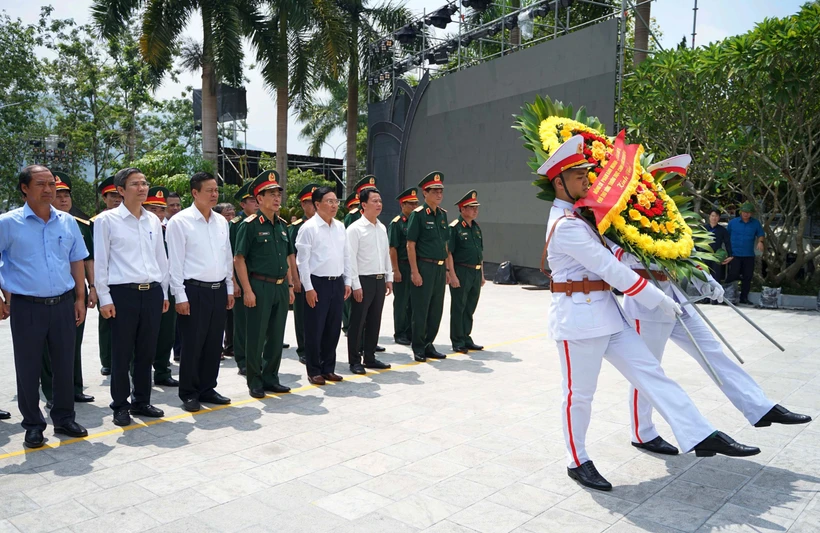 Phó Thủ tướng Thường trực Phạm Bình Minh cùng đoàn công tác dâng hương tại Nghĩa trang Liệt sỹ Quốc gia Vị Xuyên. Ảnh: Minh Tâm-TTXVN