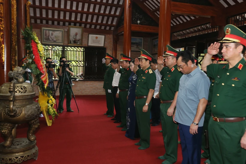Bộ trưởng Bộ Quốc phòng Phan Văn Giang dâng hương tại Khu Di tích lịch sử Quốc gia 27-7