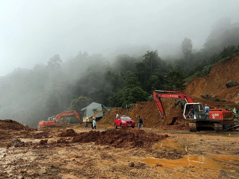 Hiện trường vụ sạt lở trên đèo Bảo Lộc sáng 31/7 vẫn còn ngổn ngang. Ảnh: Nguyễn Dũng-TTXVN