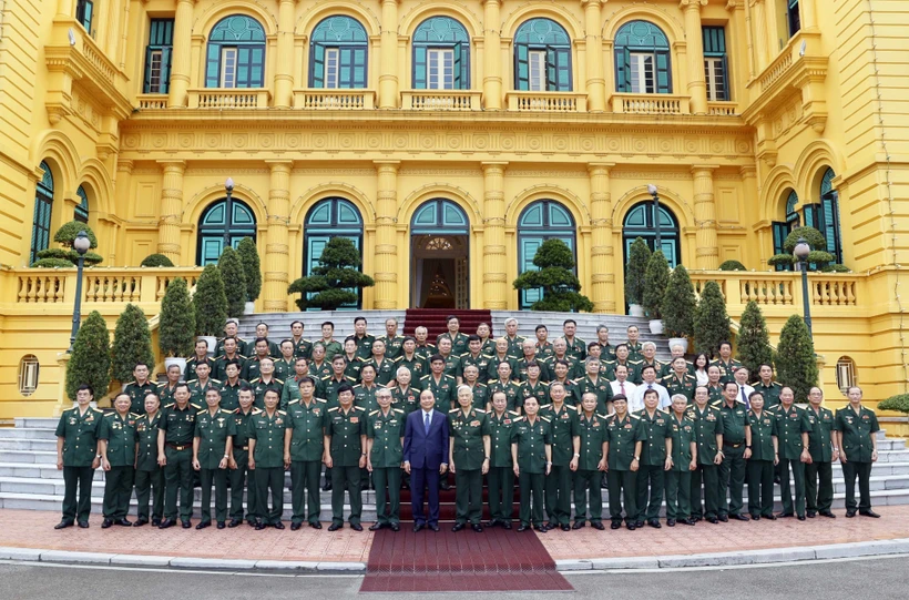 Chủ tịch nước Nguyễn Xuân Phúc chụp ảnh lưu niệm với các đại biểu tham dự buổi gặp mặt. Ảnh: Thống Nhất – TTXVN