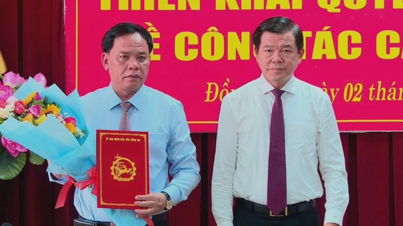 Bí thư Tỉnh ủy Đồng Nai Nguyễn Hồng Lĩnh trao quyết định và tặng hoa chúc mừng ông Võ Tấn Đức. Ảnh: TTXVN phát