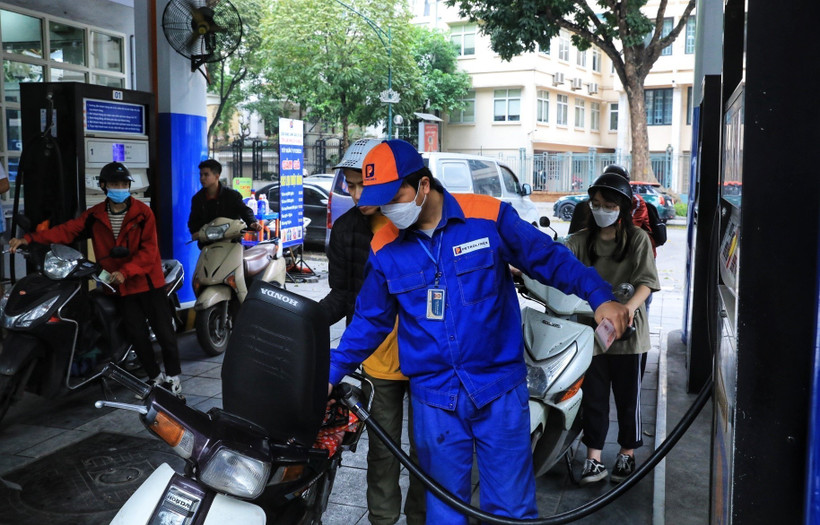 Giá xăng tăng mạnh sau khi Liên Bộ Công thương - Tài chính điều chỉnh giá xăng dầu theo chu kỳ. Ảnh: Tuấn Anh - TTXVN