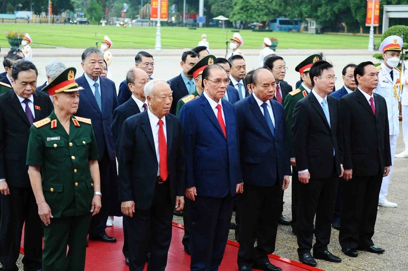 Các đồng chí lãnh đạo, nguyên lãnh đạo Đảng và Nhà nước lãnh đạo các ban, bộ, ngành, đoàn thể Trung ương viếng Chủ tịch Hồ Chí Minh. Ảnh: Minh Đức - TTXVN