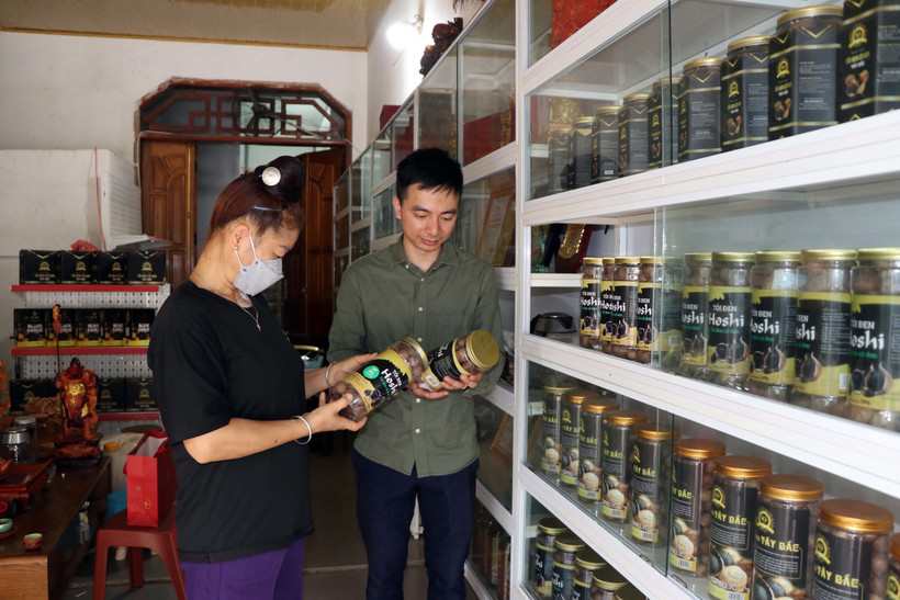 Khách tìm hiểu sản phẩm tỏi đen một nhánh của Hợp tác xã Tuổi trẻ 26/3. Ảnh: Hữu Quyết - TTXVN